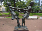 《小女孩》雕塑群，建筑师为V.德米特里耶夫，V.帕先科。为日本大阪复制创作。碑